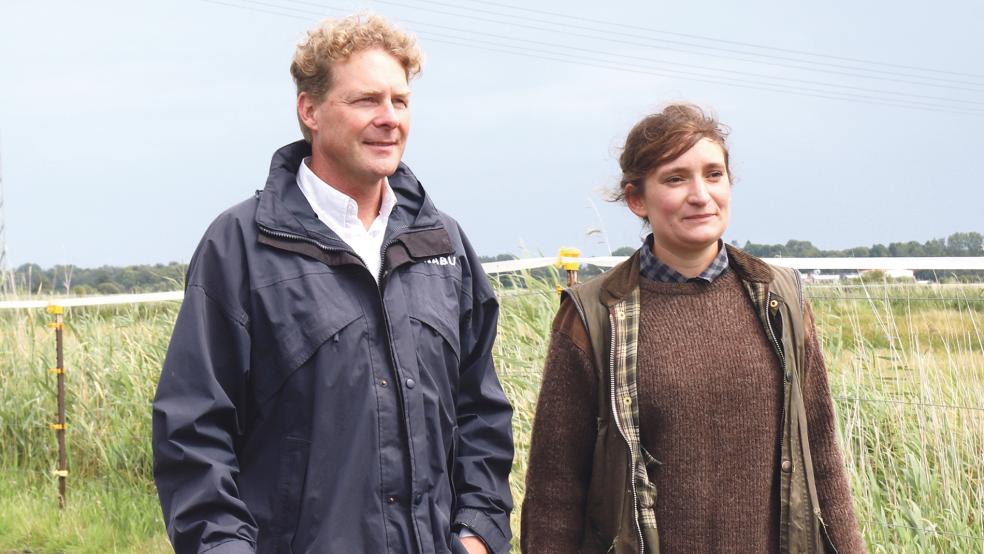 Nabu-Landeschef Holger Buschmann will jetzt mehr »Controlling«. Unser Foto zeigt ihn mit Tierbetreuerin Brigitte Heller am Rande des Versorgungsplatzes in Thedingaer Vorwerk.  © Foto: Böhmer