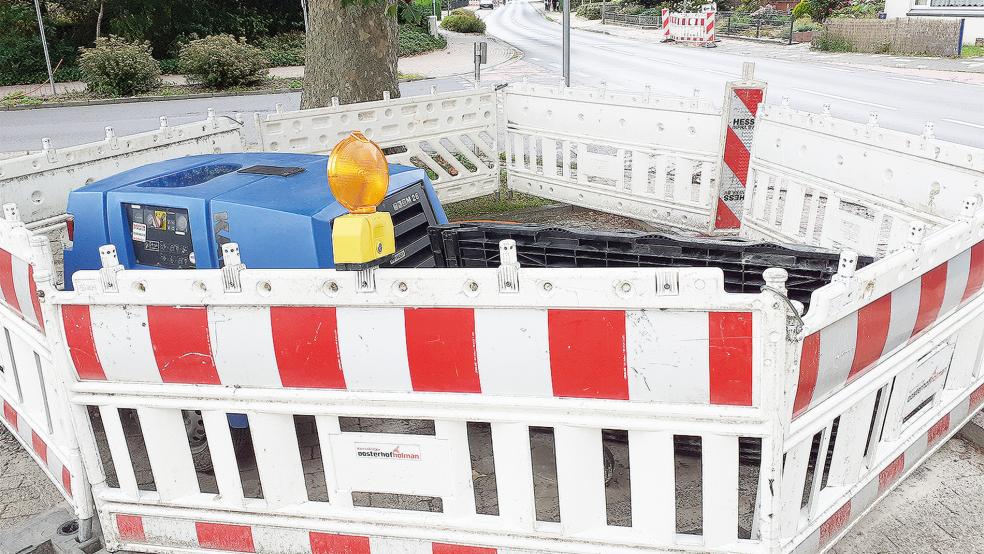 Baustellen der »Deutschen Glasfaser« prägen aktuell das Ortsbild, auch in der Bahnhofsstraße in Weener.  © Foto: Berents