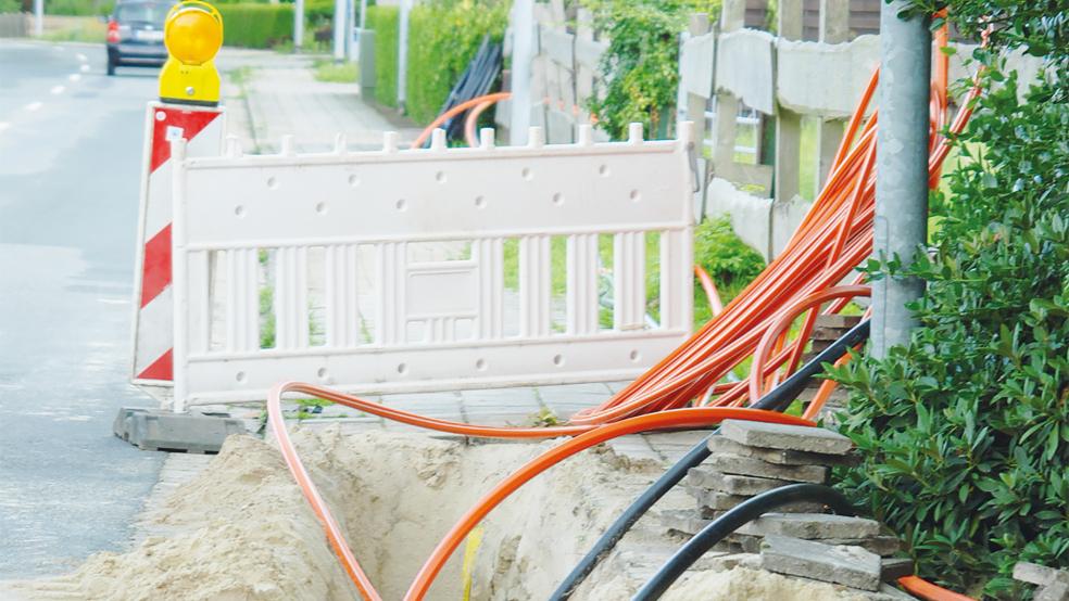 Das Unternehmen »Deutsche Glasfaser« führt auch in Vellage Tiefbauarbeiten für das Glasfaser-Netz durch.  © Foto: Hoegen