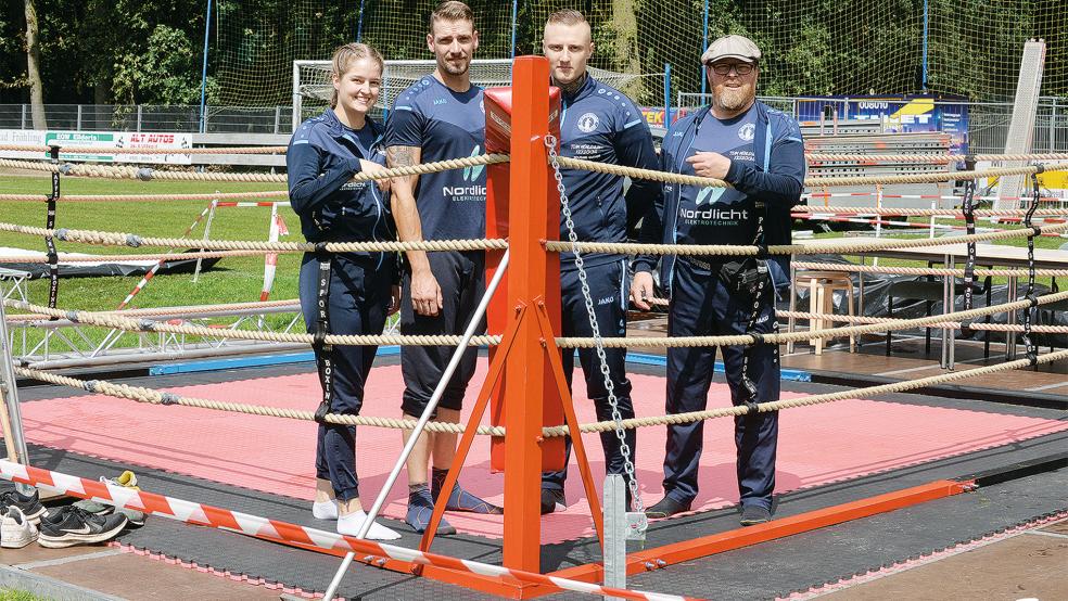 Tomke Nanninga (von links), Marek Haan, Wolfgang Saathoff und Wim Nanninga bauten ihren eigenen Ring zusammen. Auf dem Foto fehlt Jana Winterboer, die ebenfalls mitgewirkt hatte.  © Foto: Born