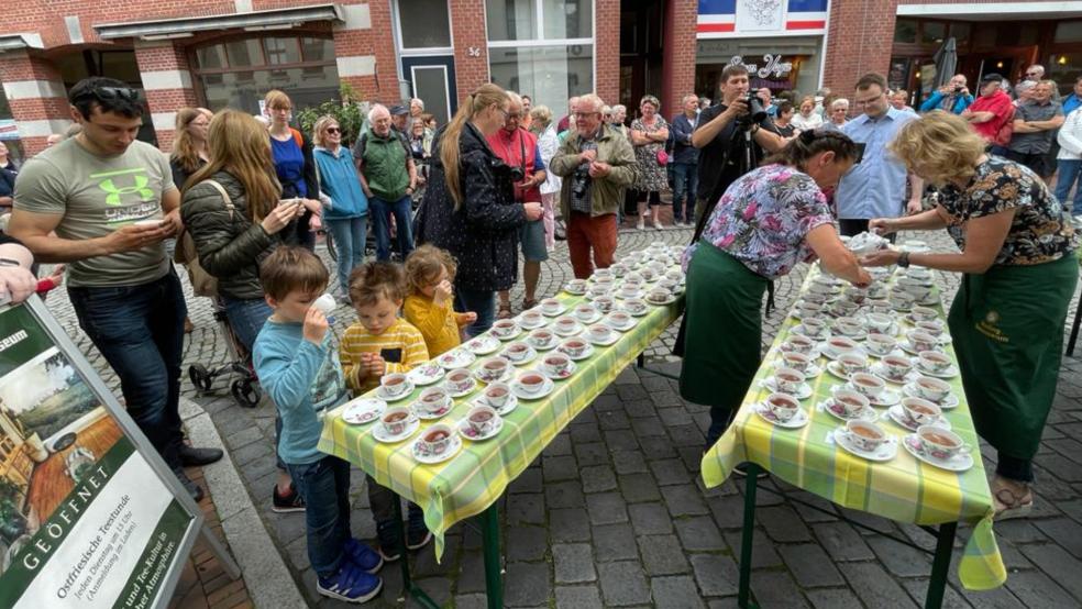 Der Rekordversuch wurde von zahlreichen Zuschauern verfolgt. © Behrendt (Stadt Leer)