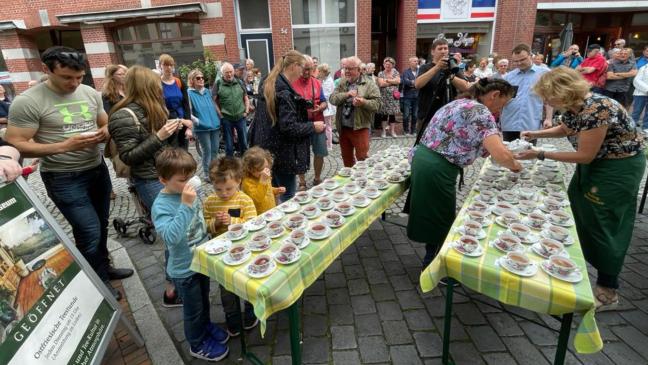In elf Minuten 200 Tassen Tee eingeschenkt