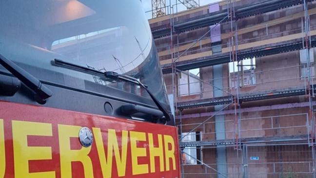 Feuerwehr soll Menschen von Baukran retten