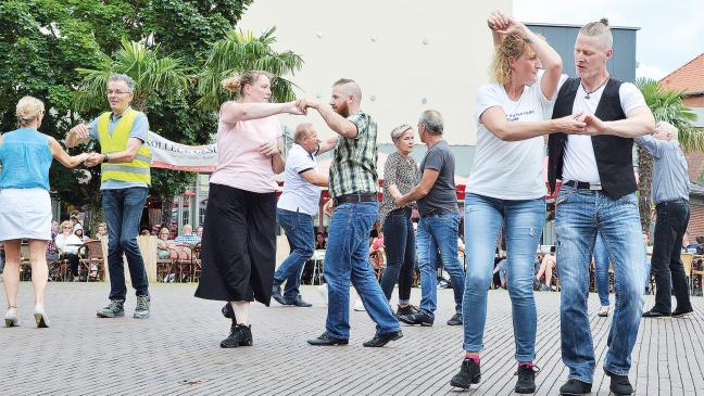 Denkmalplatz wird zum Tanzparkett