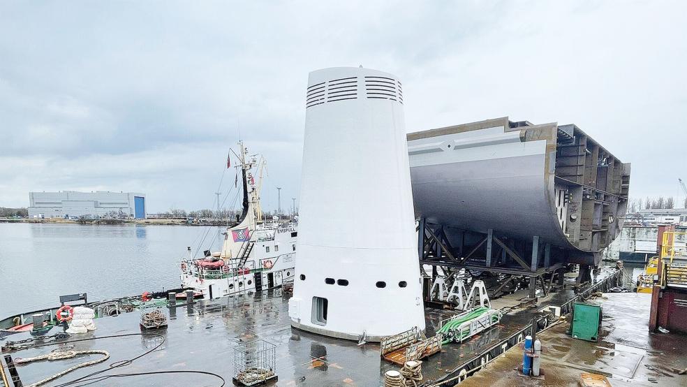 Bauteile, wie der LNG-Mast für die »Carnival Jubilee« (im Vordergrund), stammen von der Wulkan Werft im polnischen Stettin.  © Foto: Wulkan Werft