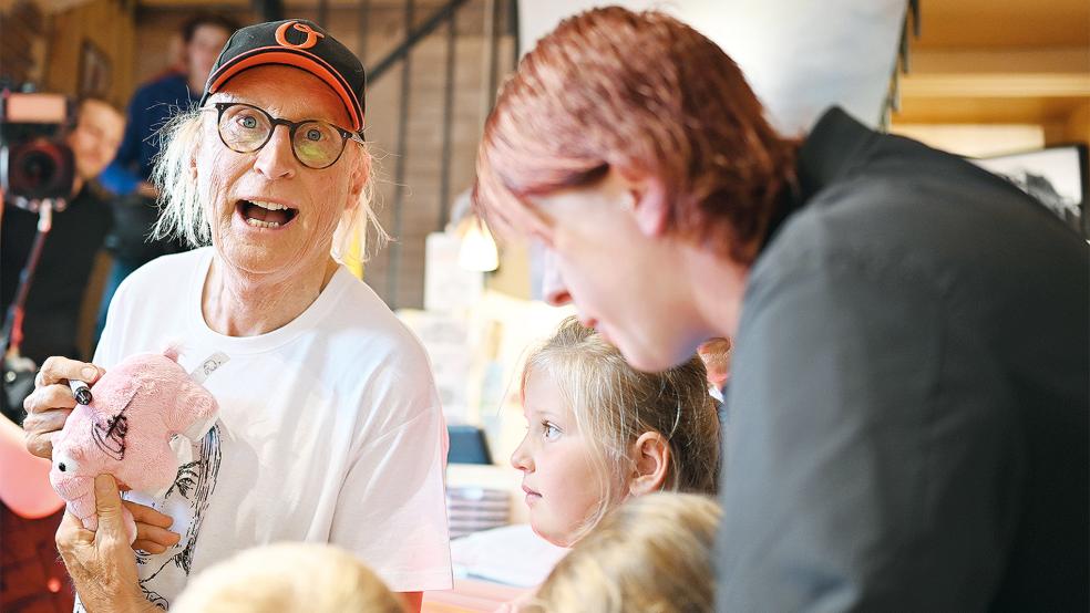 Der Komiker nahm sich viel Zeit für seine großen und kleinen Fans.  © Foto: dpa