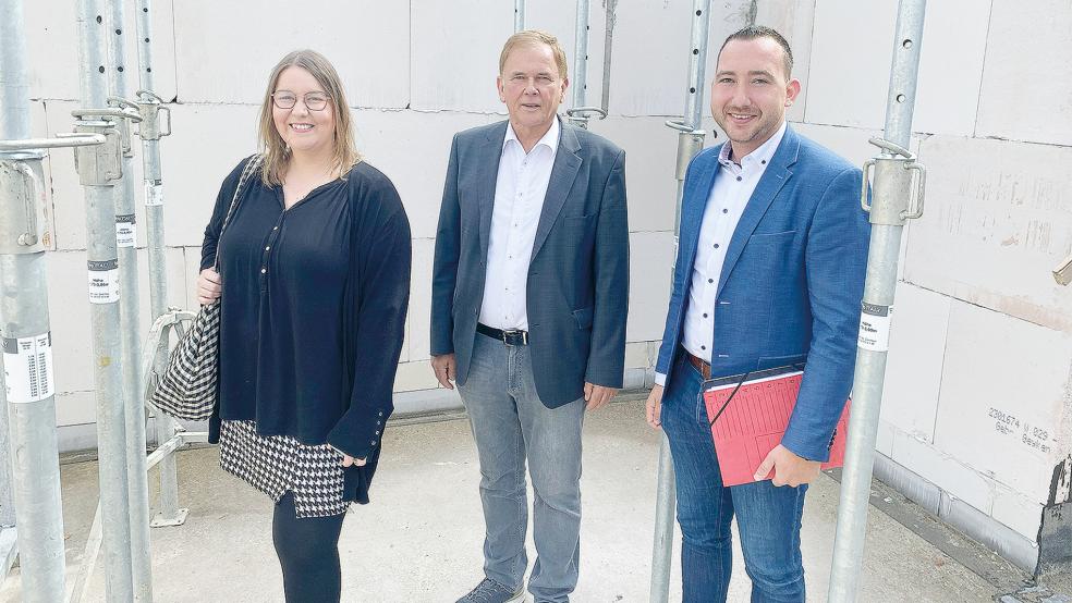 Lea Timmer, SPD-Ortsvereinsvorsitzende und Mitglied des Bunder Gemeinderats, Open-Dören-Vorsitzender Gerald Sap und SPD-Landtagsabgeordneter Nico Bloem auf der Baustelle für die beiden Projekte »Leben und Wohnen im Alter« und »Leben und Wohnen mit Beeinträchtigung«.  © Foto: privat