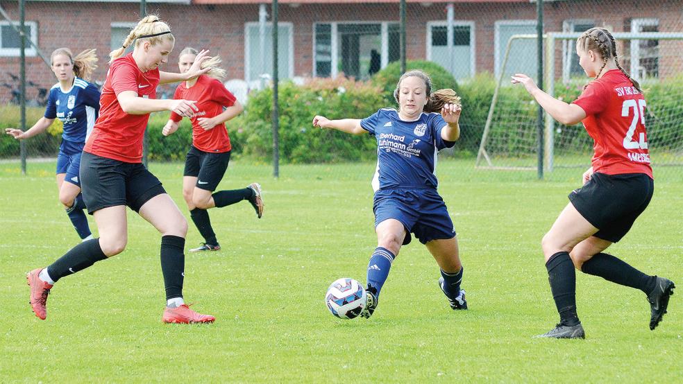 Milena Voß (links) und der SV Ems Jemgum machten gegen den SV Hage (dunkelblaue Trikots) zu viele Fehler.  © Foto: Ammermann