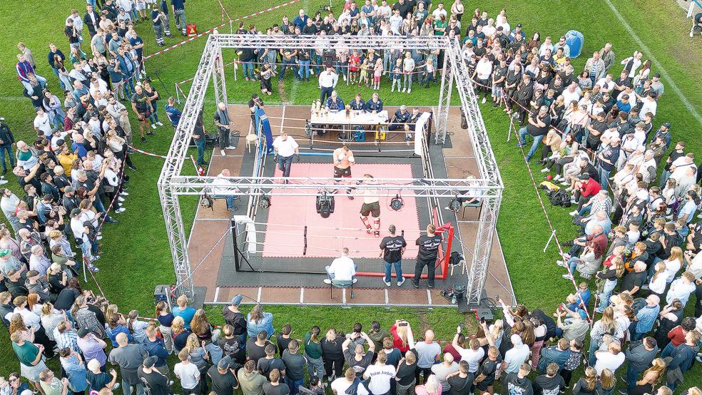 Rund 900 Zuschauer verfolgten die sechs Kämpfe der Flutlicht-Fights auf der Sportwoche in Möhlenwarf.  © Fotos: Bruins