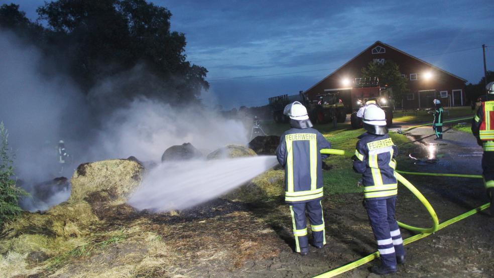 Auf dem Gelände eines Bauernhofes am Dronweg in Vellage löschte die Feuerwehr in der vergangenen Nacht brennende Heuballlen. © Feuerwehr/Rand