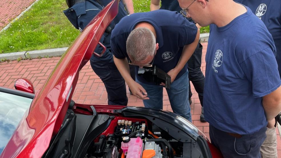 Ein Blick unter die Motorhaube eines Elektro-Autos gehörte natürlich mit zur Schulung für die Einsatzkräfte der Feuerwehren. © Feuerwehr