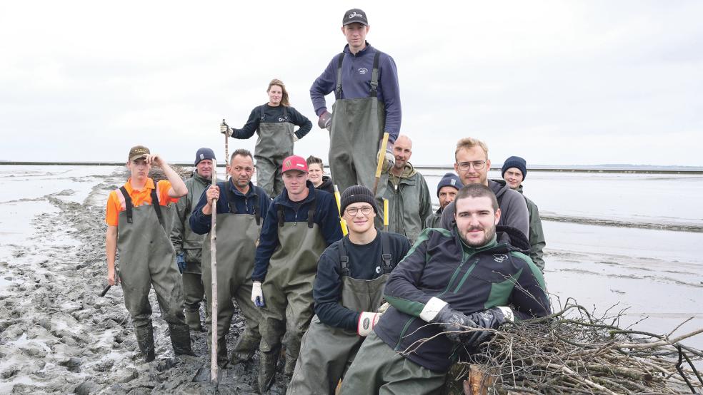 Machen sich nach getaner Arbeit wieder auf den Heimweg: Die acht Wasserbau-Azubis aus NRW mit ihren Ausbildern und Kollegen vom NLWKN-Betriebshof Hilgenriedersiel.  © Foto: NLWKN