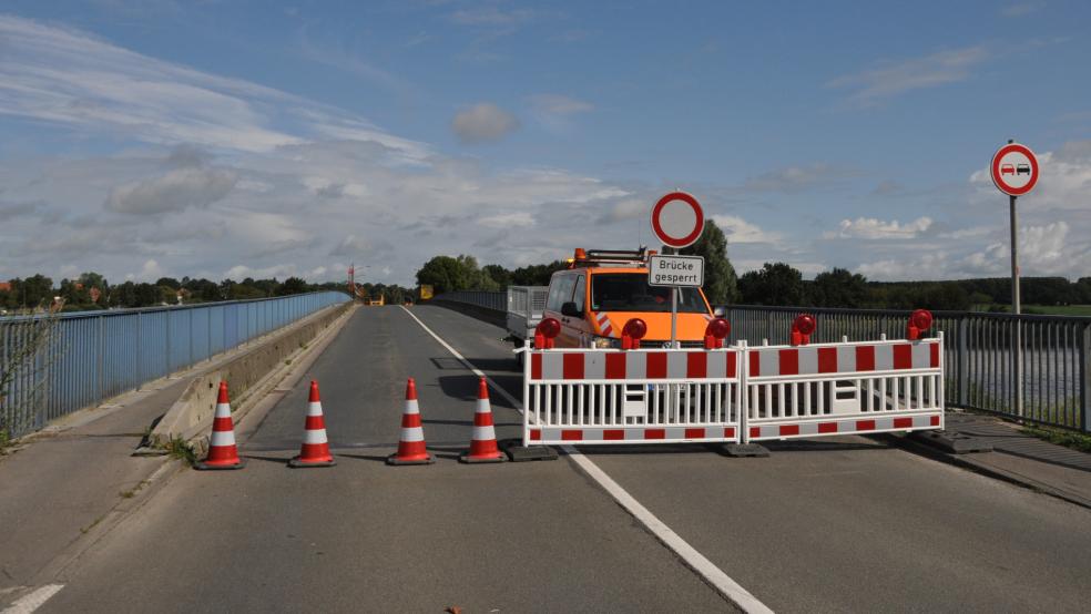 Eine Sperrung der Ledabrücke kann bis zum Neubau vermieden werden - wenn das Verbot für schwere Fahrzeuge eingehalten wird. © Wolters