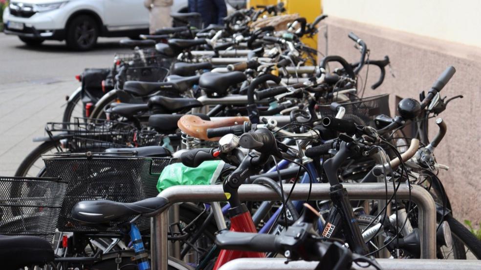 An einem Fahrradstand (Beispielbild) in Leer wollten zwei Männer ein Herrenrad entwenden. Die Polizei schnappte sie. © pixabay
