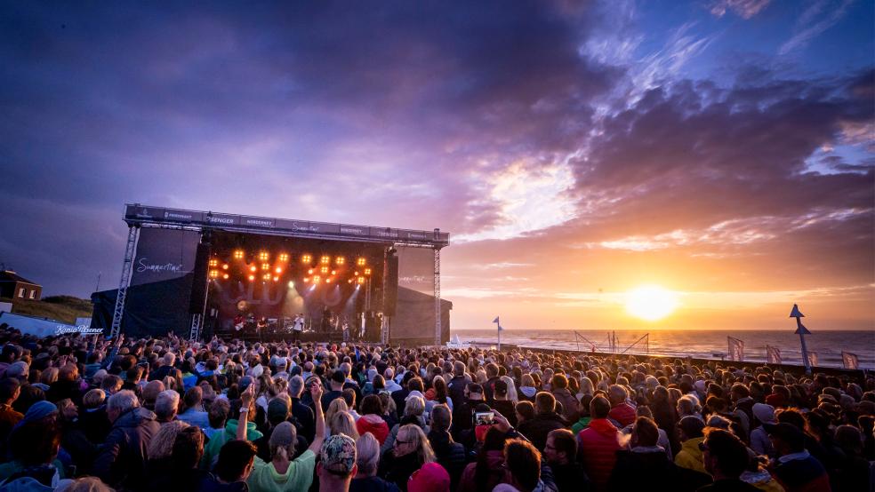 Unter anderem Nico Santos (links) und Clueso (rechts) begeisterten vor maritimer Kulisse bei der Konzertreihe »Summertime Norderney«.  © Foto: Summertime Norderney