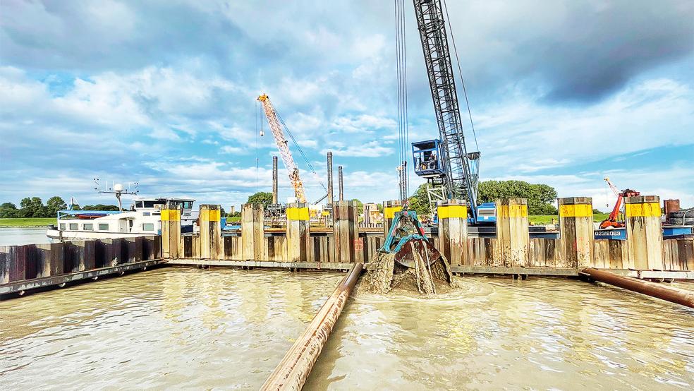 Arbeiten am zukünftigen Drehpfeiler der Friesenbrücke: Die Baugruben wurden mit Gurten stabilisiert. Der Aushub des Spundwandkastens erfolgt. Der Abtransport des Baggergutes wird über den Seeweg mit drei Schiffen durchgeführt.  © Foto: DB Netz AG