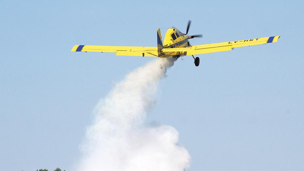 Diesmal war es nur eine Übung: 3300 Liter Wasser kann dieses Löschflugzeug auf einmal abwerfen.  © Archivfoto: Harry Hulshof