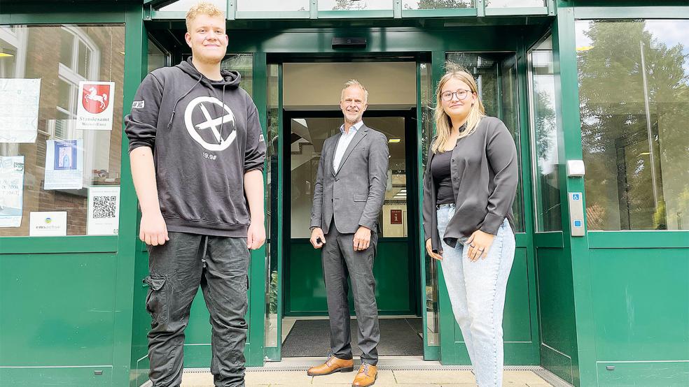 Die Auszubildenden Deike Waddenberg und Tom Lennox Thien wurden von Hermann Welp begrüßt.  © Foto: Stadt Weener