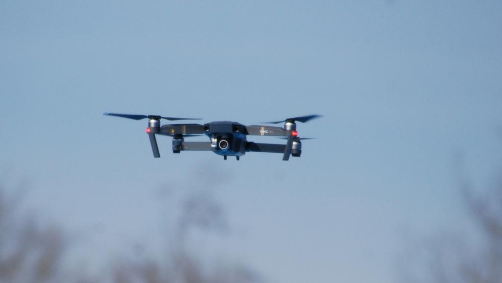 Auch eine Drohne, hier ein Symbolbild, setzte die Feuerwehr heute bei der Suche nach einer Vermissten in Collinghorst ein. © Hoegen