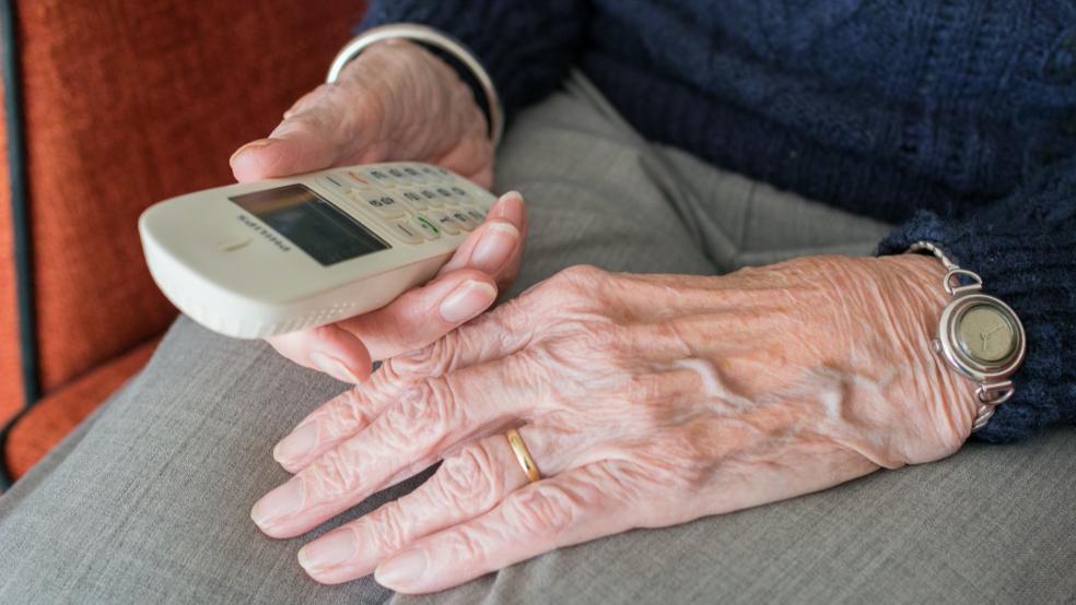 Eine 74-jährige Seniorin aus Bunde ist beinahe Opfer eines Telefonbetrugs geworden. © Pixabay