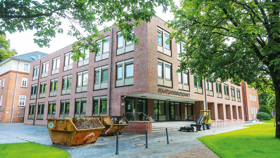 Staatsanwälte sollen trotz Baumängeln einziehen: Wasser dringt in das nagelneue, elf Millionen Euro teure Gebäude der Auricher Staatsanwaltschaft ein.  © Foto: Banik