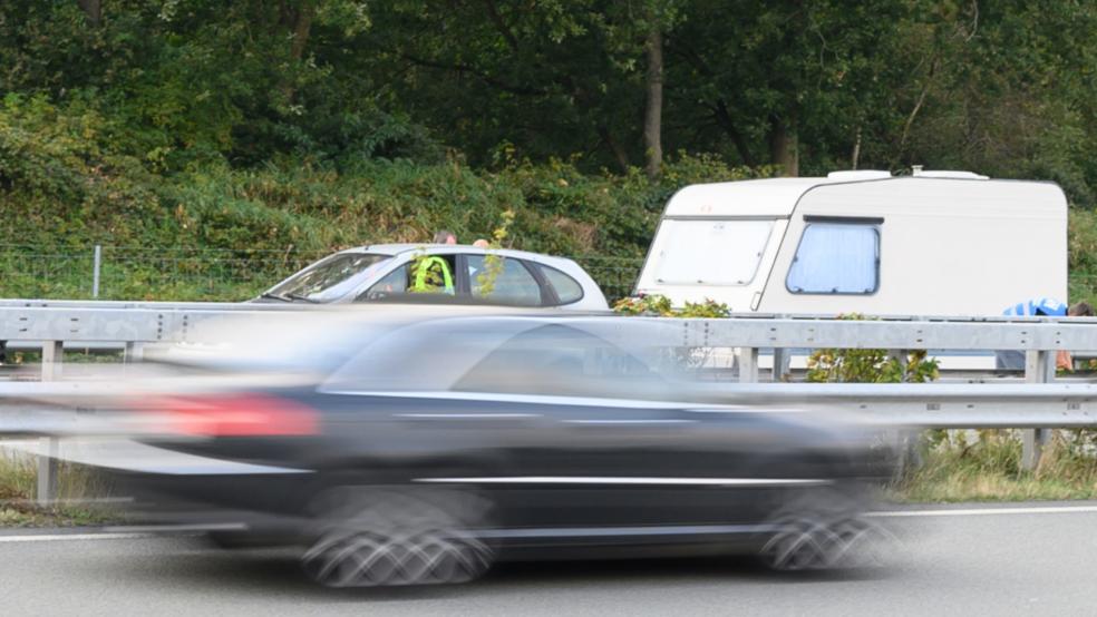 Bei starkem Regen ist gestern eine 23-jährige Autofahrerin auf der A 28 verunglückt, sie blieb unverletzt. © Archiv