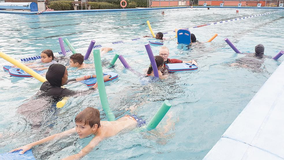 Mit Schwimmnudeln das nasse Element erkunden: Angeleitet von Alina Pastoor und Feemke Kruse (nicht im Bild) zogen am Mittwoch die Teilnehmer des Schwimmkurses ihre Bahnen im Friesenbad.  © Foto: Berents