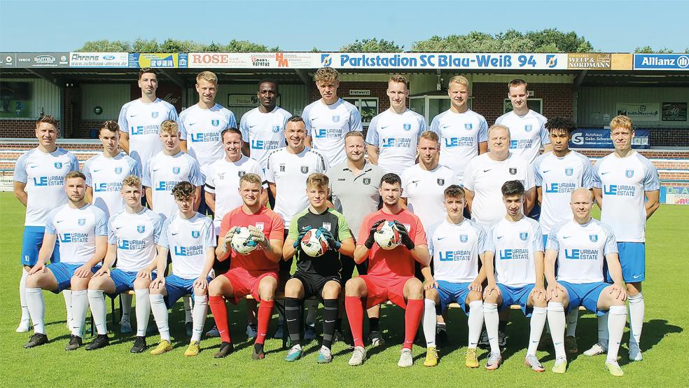Die 1. Herren von Blau-Weiß Papenburg in der Saison 2023/24. Obere Reihe von links: Eric Bruns, Malte Maas, Benny Boungou, Jonas Hiller, Malte Fokken, Lukas Koets und Bent Janßen. Mittlere Reihe von links: Niklas Papen, Stijn Hensema, Maik Müller, Co-Trainer Dennis Rose, Trainer Maik Stolzenberger, Sportlicher Leiter Jakob Krause-Heiber, Torwart-Trainer Christian Eissing, Betreuer Josef Schomaker, Ramon Issa und Jonas Korte. Untere Reihe von links: Eike Begemann, Felix Gerdes, Keno Kehlmann, Frank Beekmann, Arne Berends, Joachim Groenewold, Mathis Antoni, Samer Souleiman und Ole Eucken. Es fehlen: Torben Lange, Arlind Jonjic, Niklas Jansen und Ole Marx.  © Foto: BW Papenburg