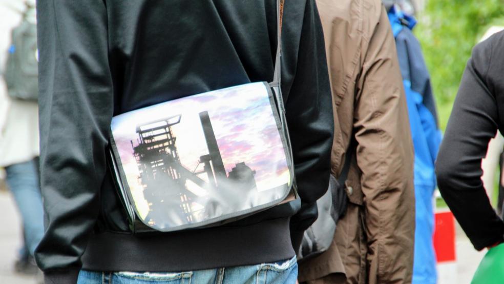 Eine Umhängetasche, hier ein Symbolfoto, wurde einer 74-jährigen Frau in Bunde gestohlen. Sie trug die Tasche beim Einkaufen über der Schulter. © Pixabay