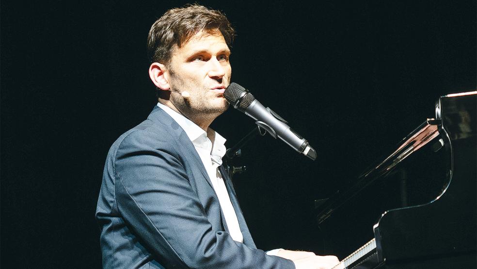 Christian Ehring zeigte sich in Papenburg von seiner musikalischen Seite.  © Foto: Krämer (Gezeitenkonzerte)