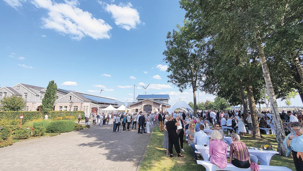 Der Polderhof Bunderhee ist auch in diesem Jahr Austragungsort für das Schlusskonzert der Gezeitenkonzerte. Es spielt die »junge norddeutsche philharmonie« unter der Leitung von Kiril Stankow mit dem Klaviersolisten Frank Dupree.  © Foto: Privat