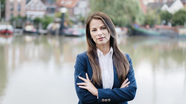 Acar am Steuer der Ems Chartering