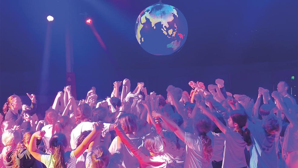 Die Kinder und Jugendlichen bei ihrer Aufführung.  © Foto: Stadt Papenburg