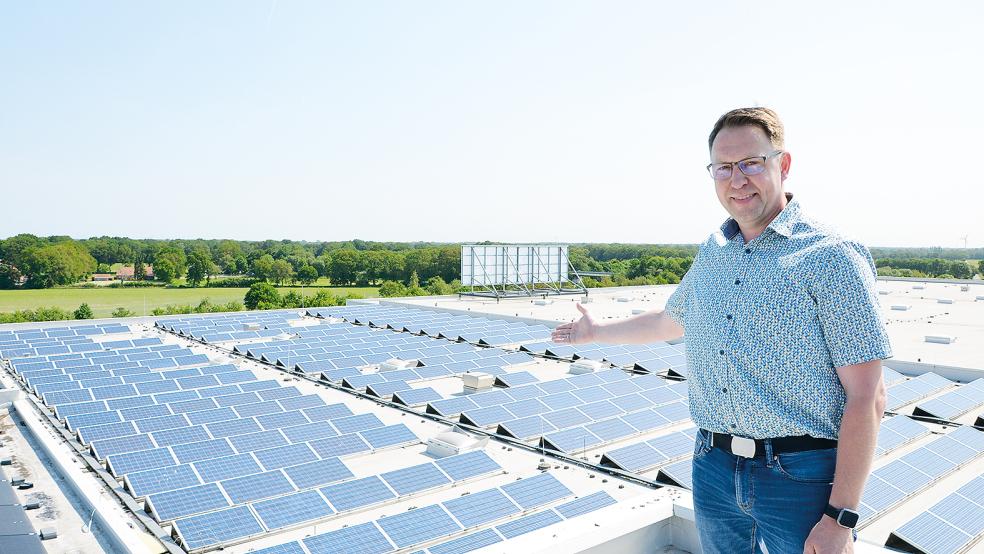 Kümmert sich um die Installation von neuen Photovoltaikanlagen: Ralf Jönen.  © Foto: Bünting