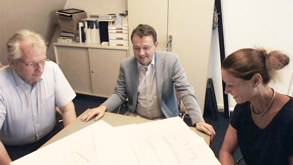 Haben die Planungsphase für den Umbau der Johannes a Lasco Bibliothek hinter sich: die Vorstände Gerhard Plenter, Kestutis Daugirdas und Finanzreferentin Claudi Renn.  © Foto: JaLB