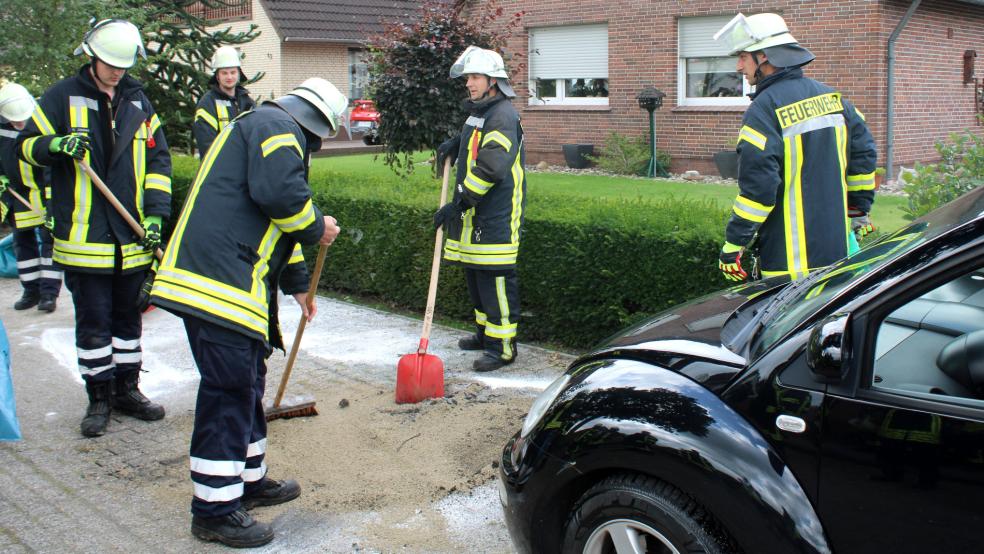 An einem VW war die Ölwanne aufgerissen. © Rand (Feuerwehr)