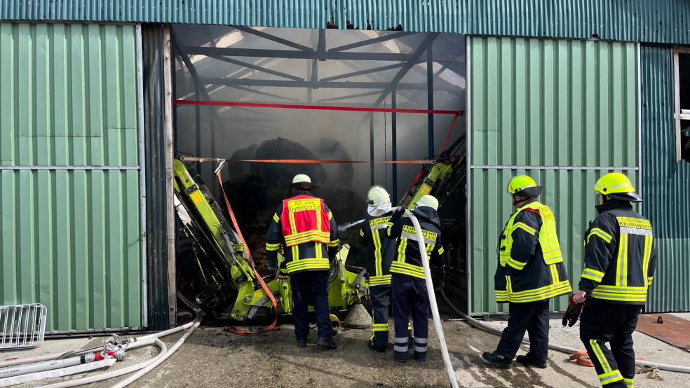 In der landwirtschaftlich genutzten Halle war Heu in Brand geraten. © Feuerwehr