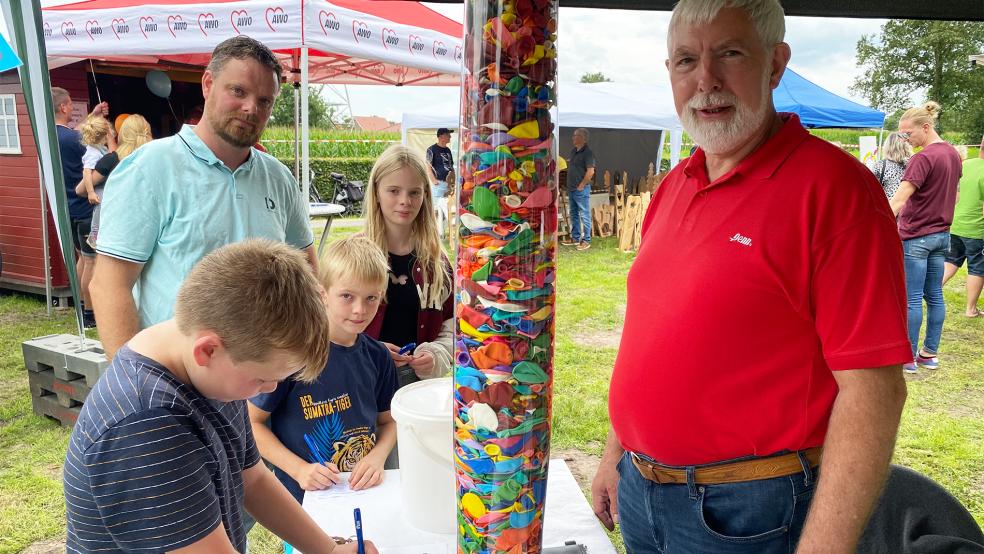 Am Stand von Georg Huisinga (rechts) versuchten Lasse, Thore und Ronja die Zahl der Luftballons im Zylinder zu schätzen.  © Foto: Kuper