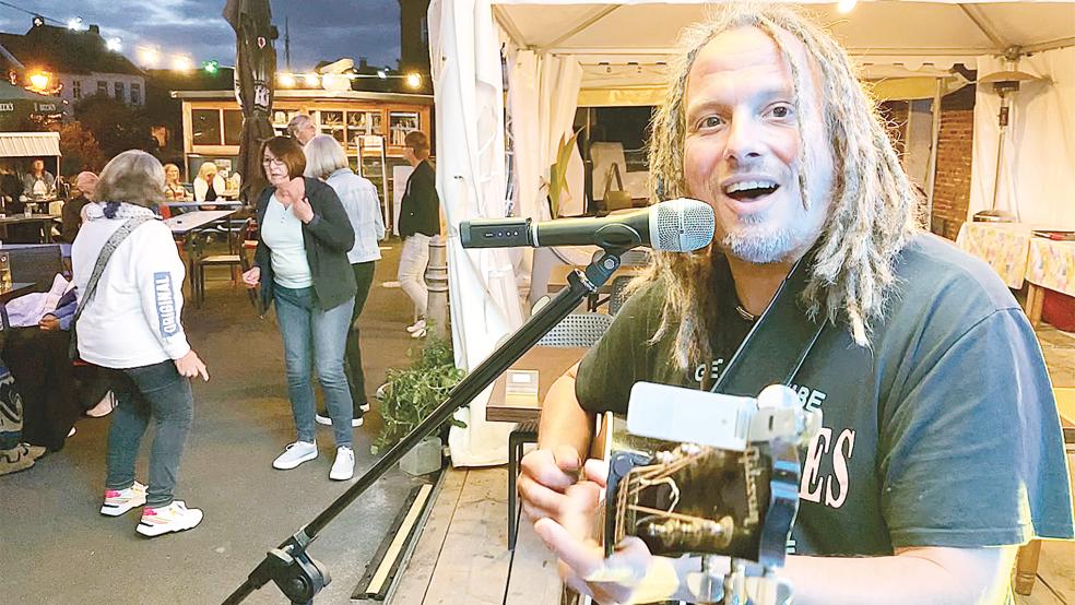 Thomas Kümper begeisterte das Publikum in Weener.  © Foto: Bruins