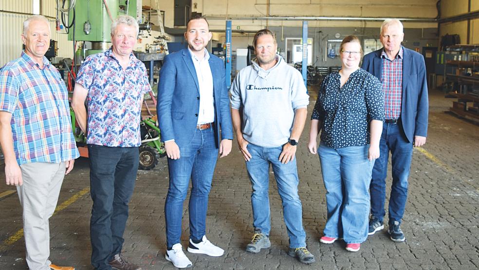 Gespräch vor Ort in den Werkstätten der AKSR-GmbH (von links): Andreas Klaasen, SPD-Ratsherr, Friedrich Reich, SPD Westoverledingen-Nord, SPD-Landtagsabgeordneter Nico Bloem, Volkmar von Koenen, pädagogischer Leiter der AKSR-GmbH, Dana Knipper und Helmut Fennen von der Geschäftsleitung der AKSR-GmbH.  © Foto: privat