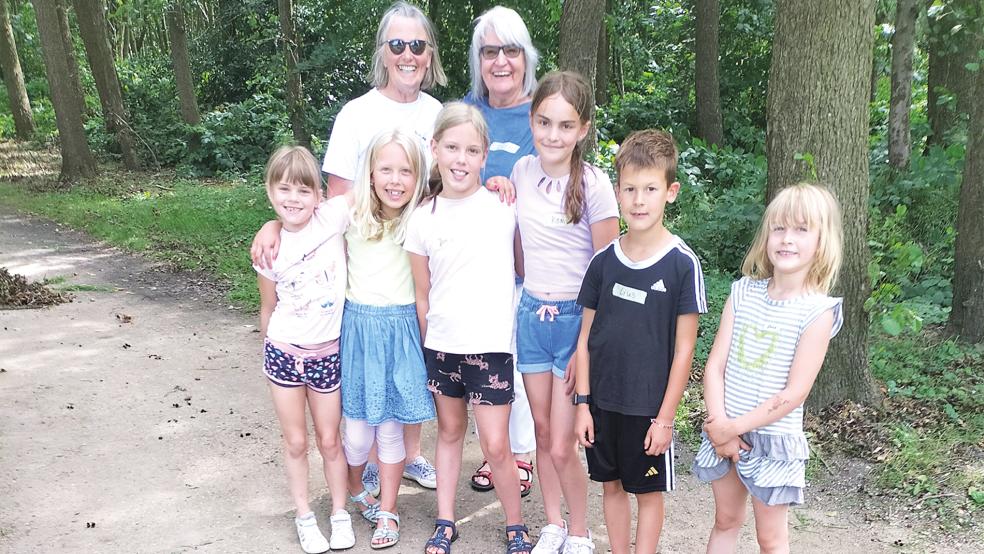 Die Kinder bastelten Kunstwerke aus Naturmaterial.  © Foto: Ratering