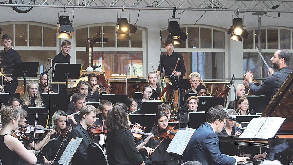 Frank Dupree (am Flügel) wurde nach seinem Auftritt mit der »jungen norddeutschen philharmonie« mit stehenden Ovationen bedacht.  © Foto: Berents