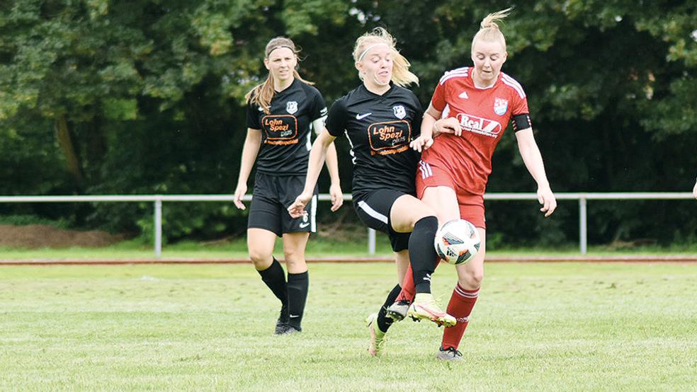 Lea Siemens (rechts) und der SV TiMoNo taten sich in Hälfte eins schwer. Dennoch traf die Holthuserin zum 1:1.  © Foto: Koppelkamm