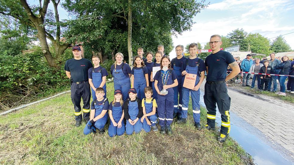 Stolz präsentiert Leonie Scheer als Gruppenführerin der Jugendfeuerwehr Weenermoor den blauen Siegerpokal.  © Fotos: Kuper 