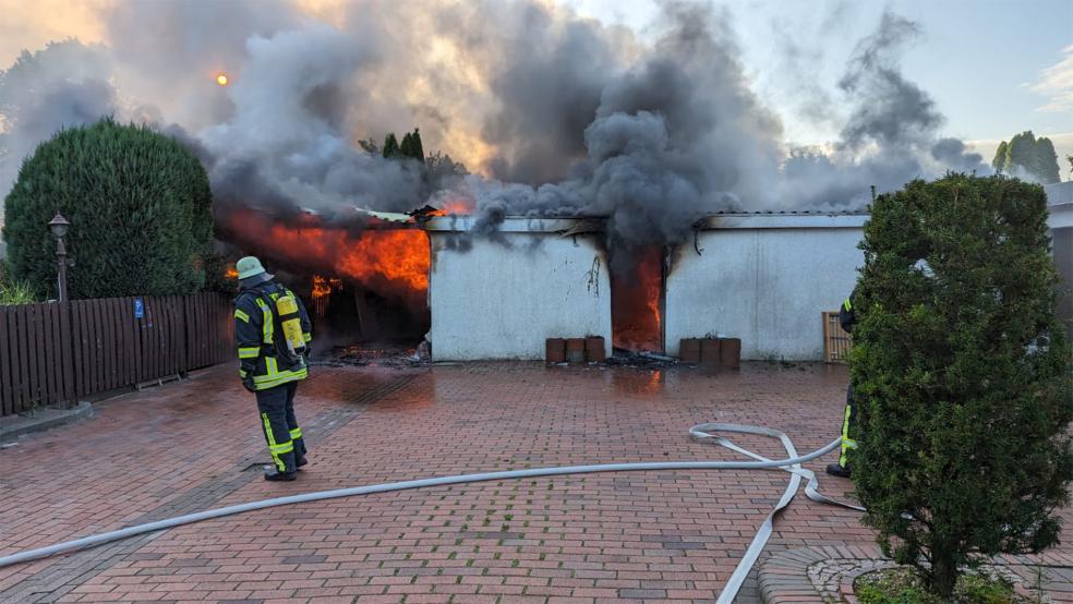Als die Einsatzkräfte vor Ort eintrafen, schlugen die Flammen aus der Garage.  © Foto: Feuerwehr