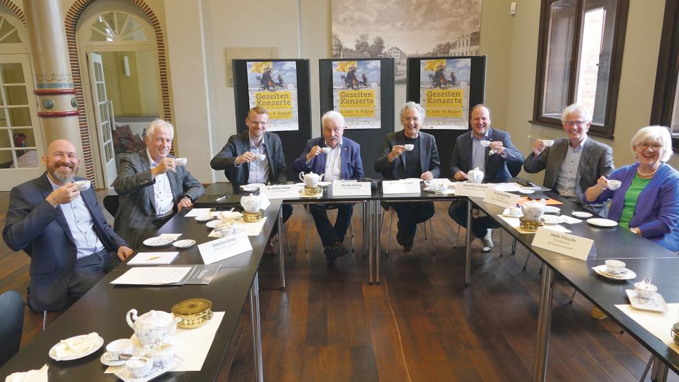Hoch die Tassen: Die Verantwortlichen der Gezeitenkonzerte freuen über ein gelungenes Festivaljahr 2023. Von links: Sebastian Schatz (VHS), Thomas Weiss, Vorstandsvorsitzender der Ostfriesischen Landschaftlichen Brandkasse, Landschaftsdirektor Dr. Matthias Stenger, Landschaftspräsident Rico Mecklenburg, Prof. Matthias Kirschnereit, künstlerischer Leiter der Gezeitenkonzerte, Raoul-Philip Schmidt, organisatorischer Leiter der Gezeitenkonzerte, Dr. Jan Amelsbarg, Wirtschaftsbeauftragter der Gezeitenkonzerte, und Heide Fritzsche, 1. Vorsitzende des Freundeskreises der Gezeitenkonzerte.  © Foto: Jürgens