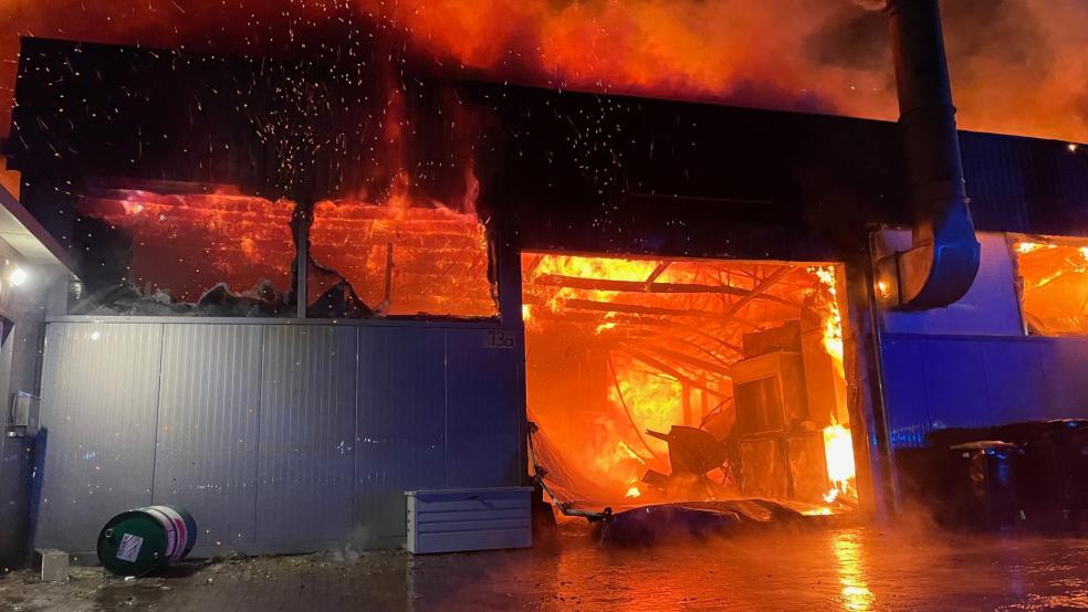 Ein Bild der völligen Zerstörung bot sich den Einsatzkräften, die die brennende Halle in Aschendorf löschten. © Feuerwehr