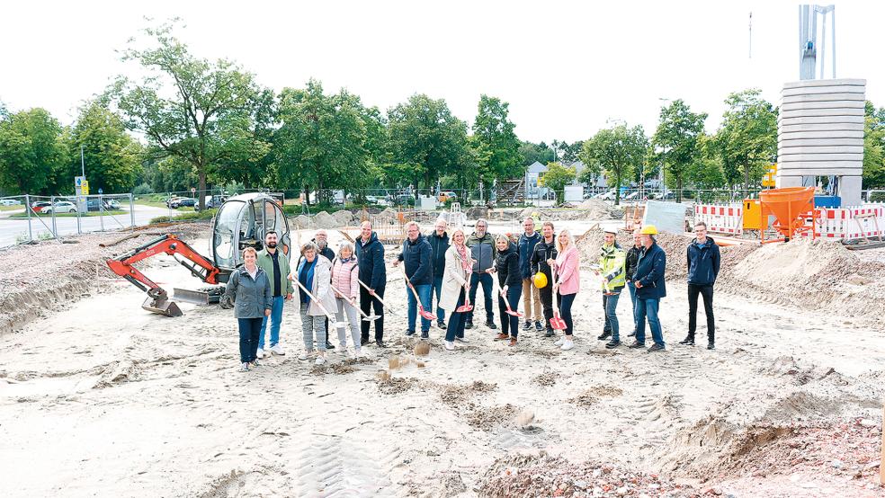 Der offizielle Spatenstich für den neuen Anbau des Papenburger Rathauses wurde jetzt von Vertreterinnen und Vertretern aus Verwaltung, Politik sowie der baubeteiligten Betriebe übernommen.  © Foto: Stadt Papenburg/Evering