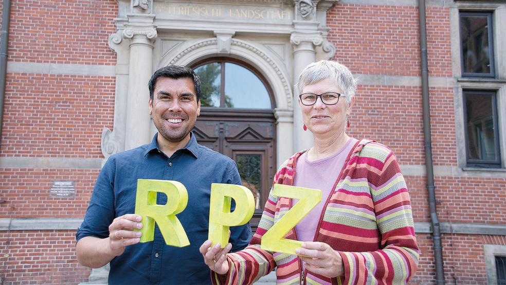 Christian Friesenborg (links) übernimmt von Gabriele Kleen die Leitung des Kompetenzzentrums für Lehrkräftefortbildung beim RPZ der Ostfriesischen Landschaft.  © Foto: Landschaft