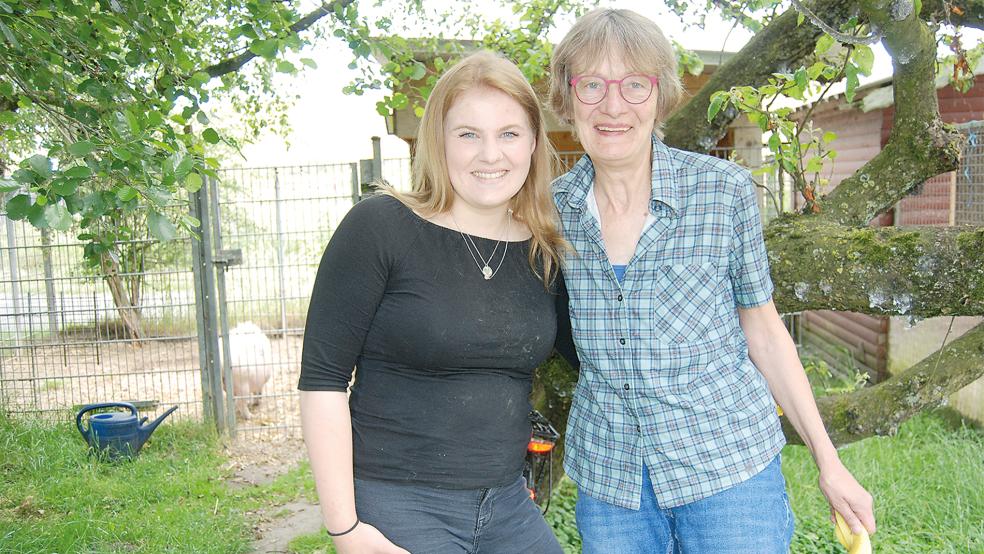 Silvana Oosterbeek (links) und Iris Holzapfel. Das Foto entstand, als Holzapfel als bisherige Leiterin des Tierheims ihre Nachfolgerin vorstellte.  © Foto: Hoegen
